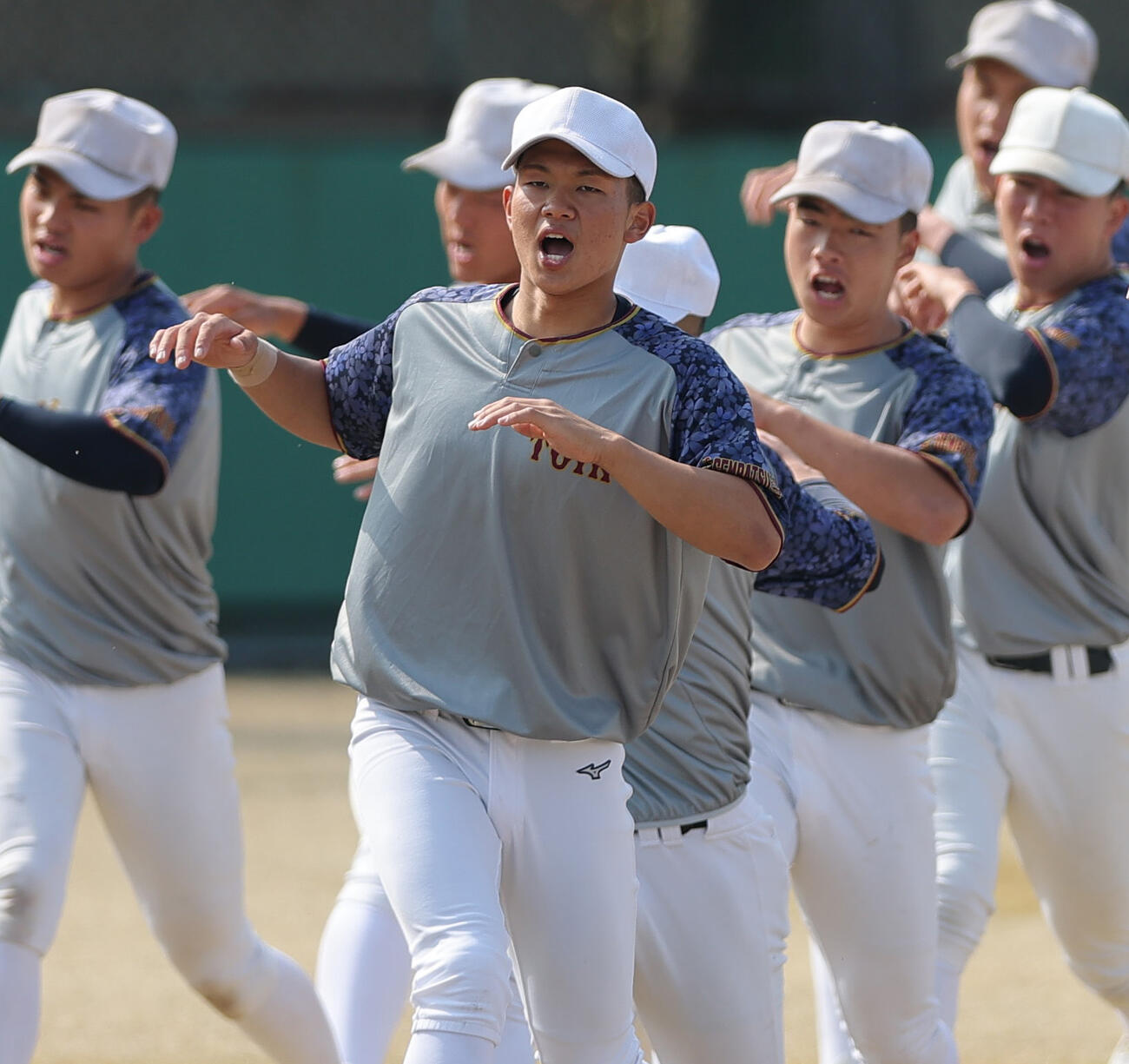 声を出して練習に取り組む大阪桐蔭の谷渕（手前）（撮影・上山淳一）
