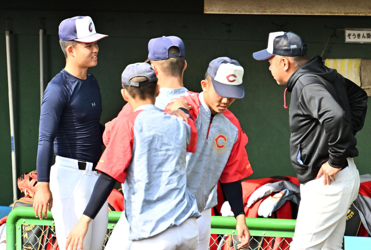 調整する智弁学園・杉本（左）は小坂監督（右）と話す（撮影・滝沢徹郎）