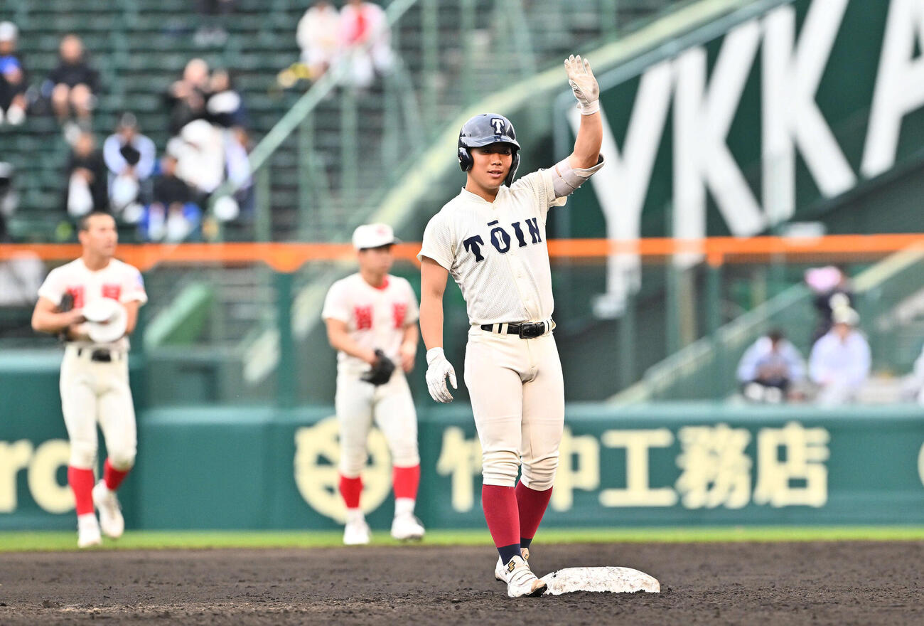 大阪桐蔭対智弁学園　3回表大阪国際1死一、三塁、藤田は右中間へ2点適時二塁打を放ちベンチへ向かってポーズを決める（撮影・滝沢徹郎）