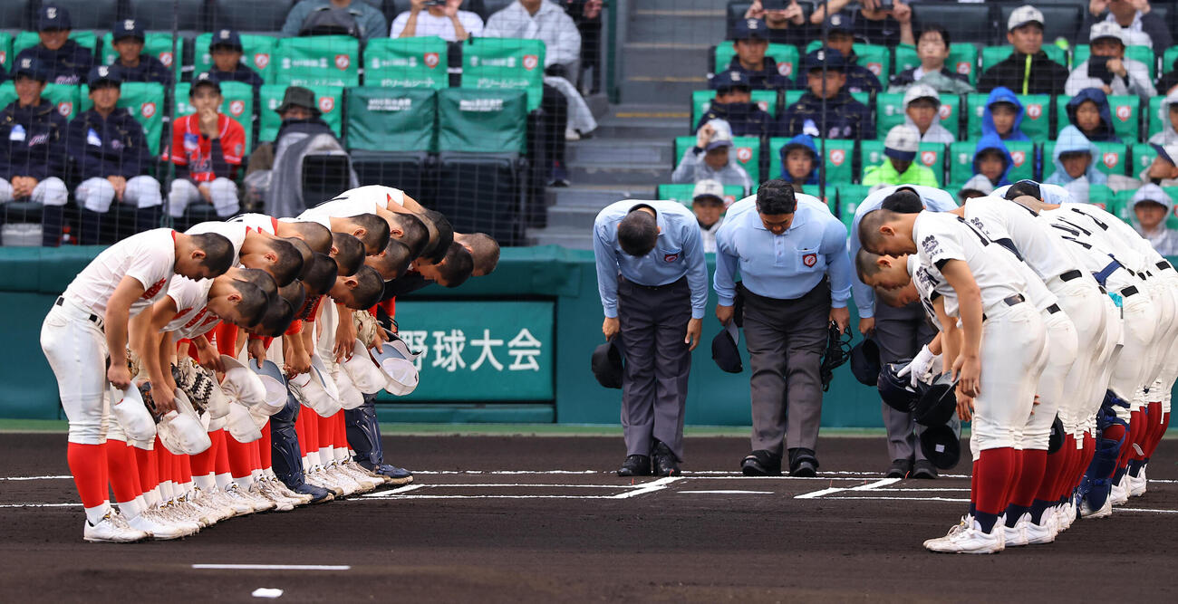 大阪桐蔭対智弁学園　試合前に挨拶をする両校ナイン（撮影・上田博志）