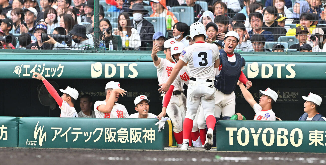 大阪桐蔭対智弁学園　4回裏、追加点を奪い喜ぶ智弁学園の選手たち（撮影・滝沢徹郎）