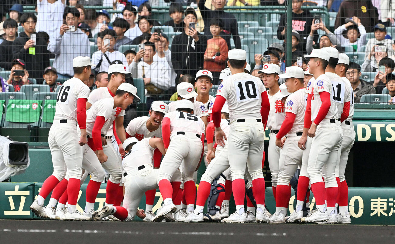 大阪桐蔭対智弁学園　試合前に円陣を組む智弁学園の選手たち（撮影・滝沢徹郎）