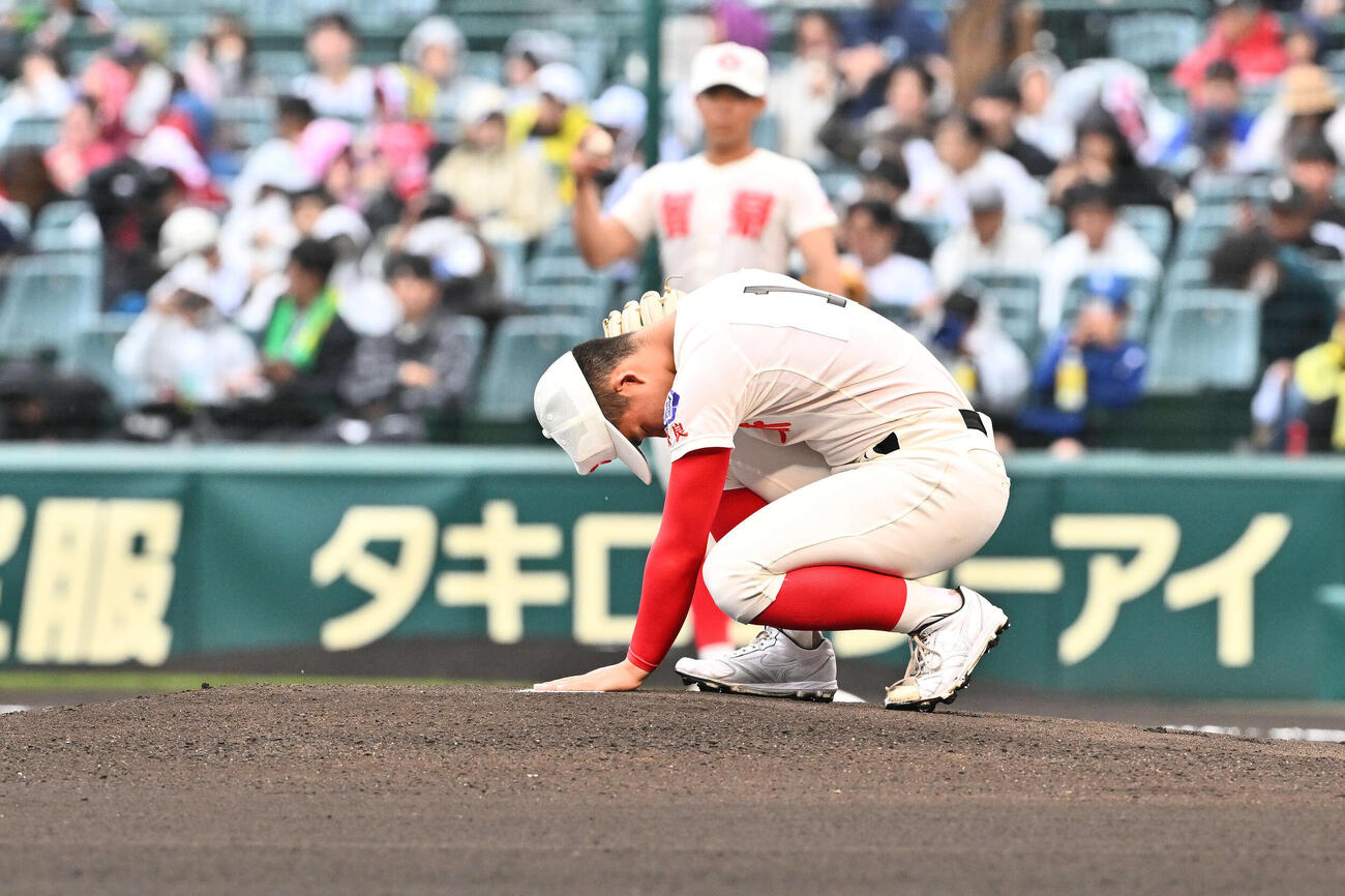 大阪桐蔭対智弁学園　試合に臨む智弁学園先発の杉本（撮影・滝沢徹郎）
