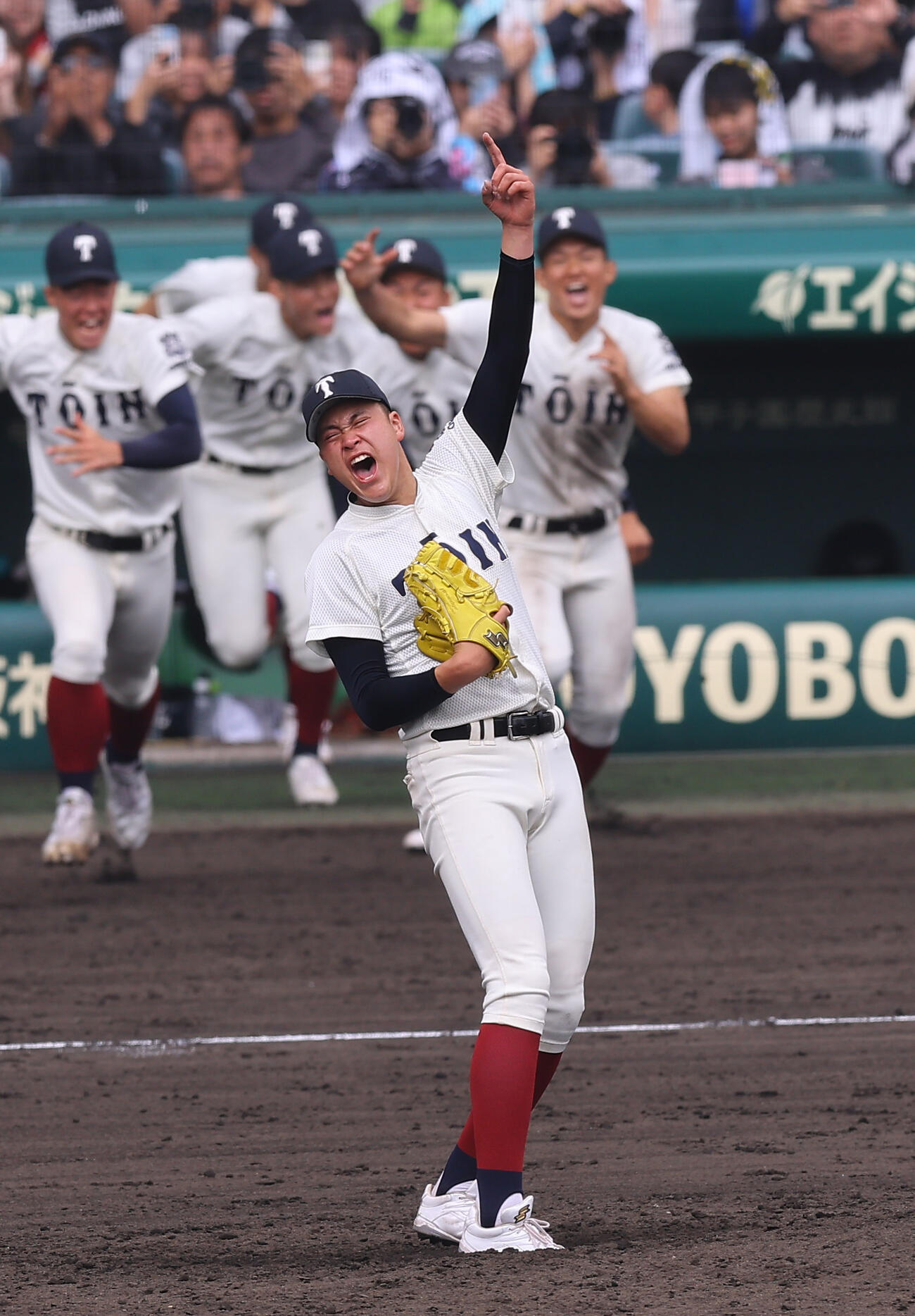 大阪桐蔭対智弁学園　完投で優勝を決めた大阪桐蔭・川本は雄たけびを上げて喜ぶ（撮影・上田博志）