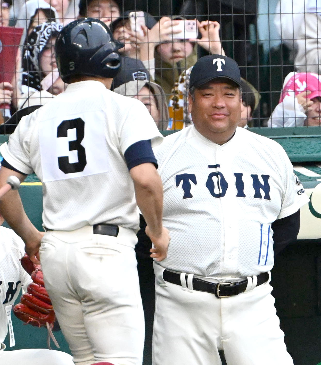 大阪桐蔭対智弁学園　2回表大阪桐蔭1死二塁、中村勇斗の適時打で生還した岡安凌玖（左）を迎える西谷浩一監督（撮影・石井愛子）
