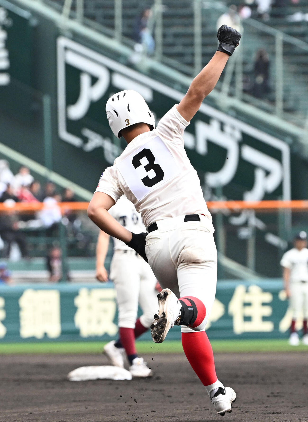 大阪桐蔭対智弁学園　6回裏智弁学園1死、逢坂悠誠は同点の右越え本塁打を放つ（撮影・石井愛子）