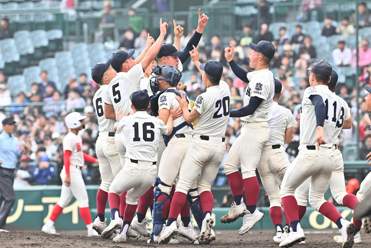 大阪桐蔭対智弁学園　優勝を決め喜ぶ大阪桐蔭の選手たち（撮影・滝沢徹郎）