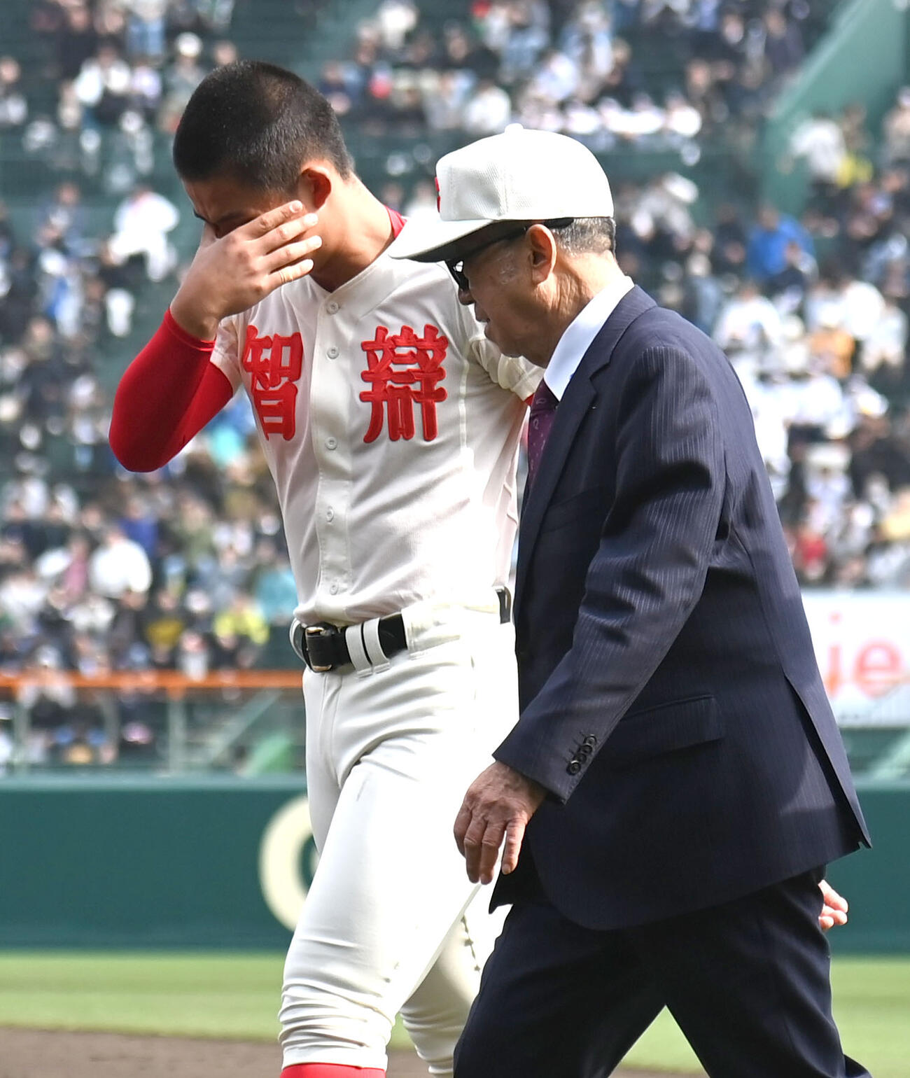 大阪桐蔭対智弁学園　大阪桐蔭に負け肩を落とす智弁学園の杉本真滉（左）を励ます井元康勝（撮影・石井愛子）