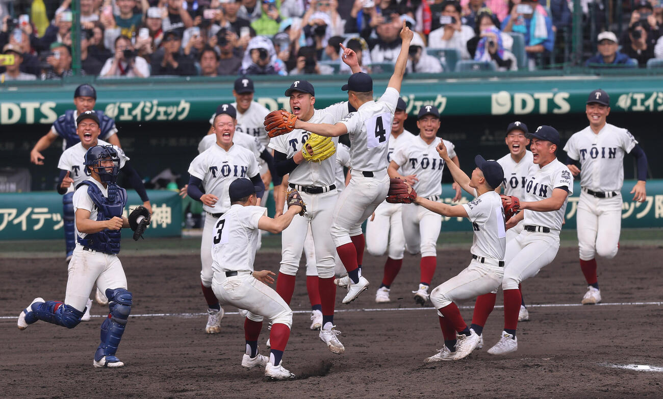 大阪桐蔭対智弁学園　完投で優勝を決めた大阪桐蔭・川本（中央）はナインと喜び合う（撮影・上田博志）