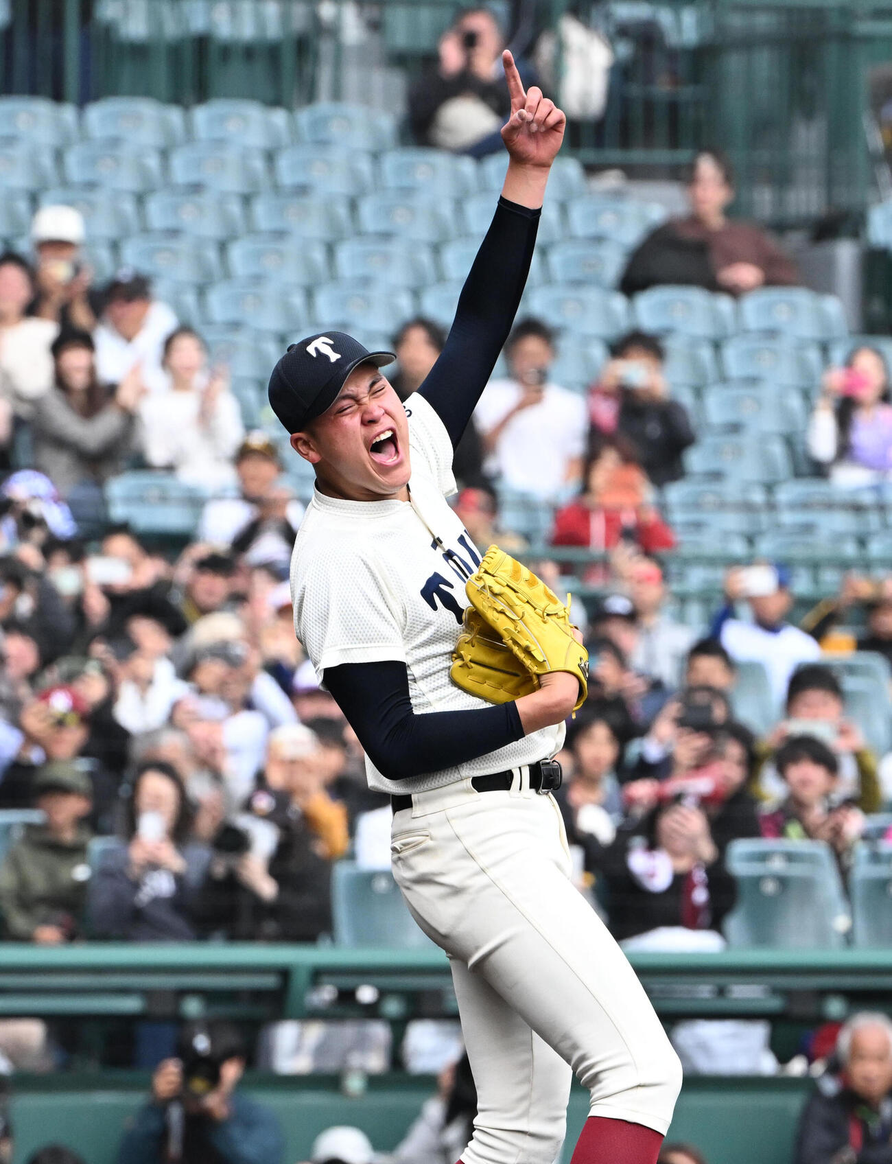 大阪桐蔭対智弁学園　優勝を決め喜ぶ大阪桐蔭・川本晴大（左）（撮影・石井愛子）