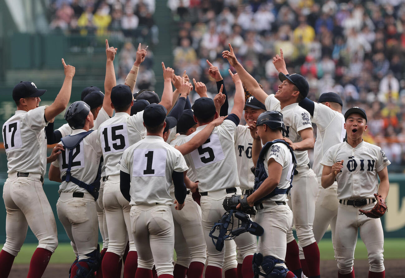 大阪桐蔭対智弁学園　優勝を決め、歓喜の輪を作る大阪桐蔭ナイン（撮影・上山淳一）