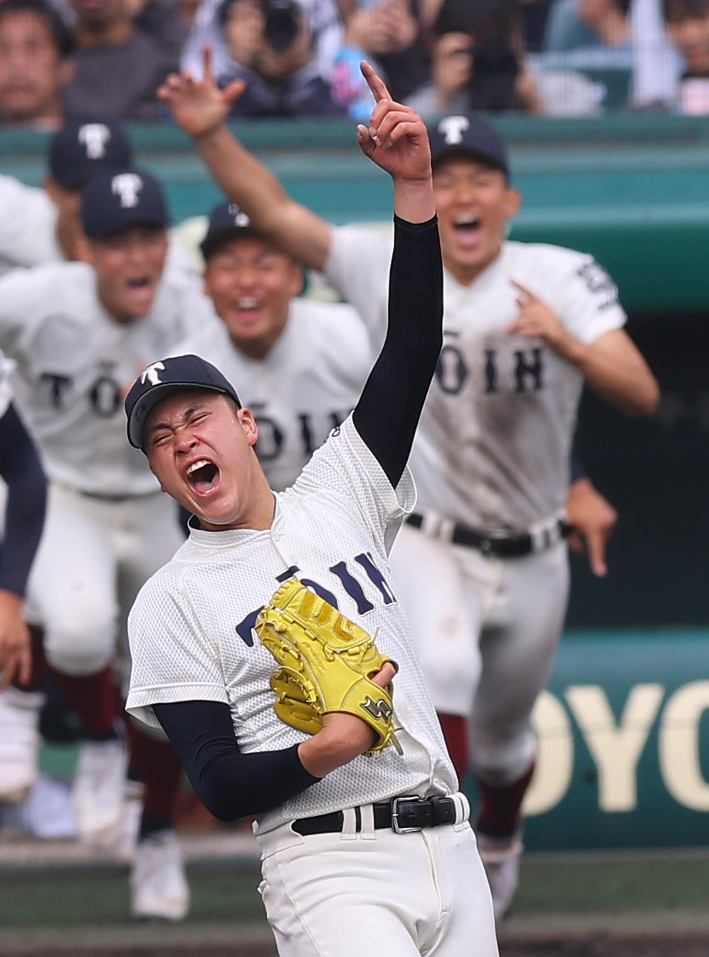 大阪桐蔭対智弁学園　完投で優勝を決めた大阪桐蔭・川本は雄たけびを上げて喜ぶ（撮影・上田博志）