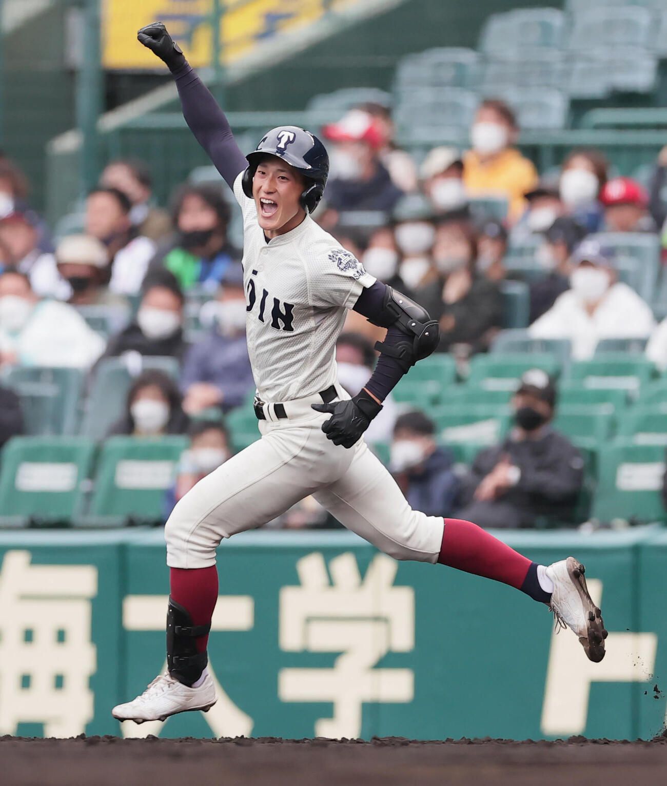 2022年3月、センバツ決勝で左越え2点本塁打を放ち喜ぶ大阪桐蔭・松尾汐恩