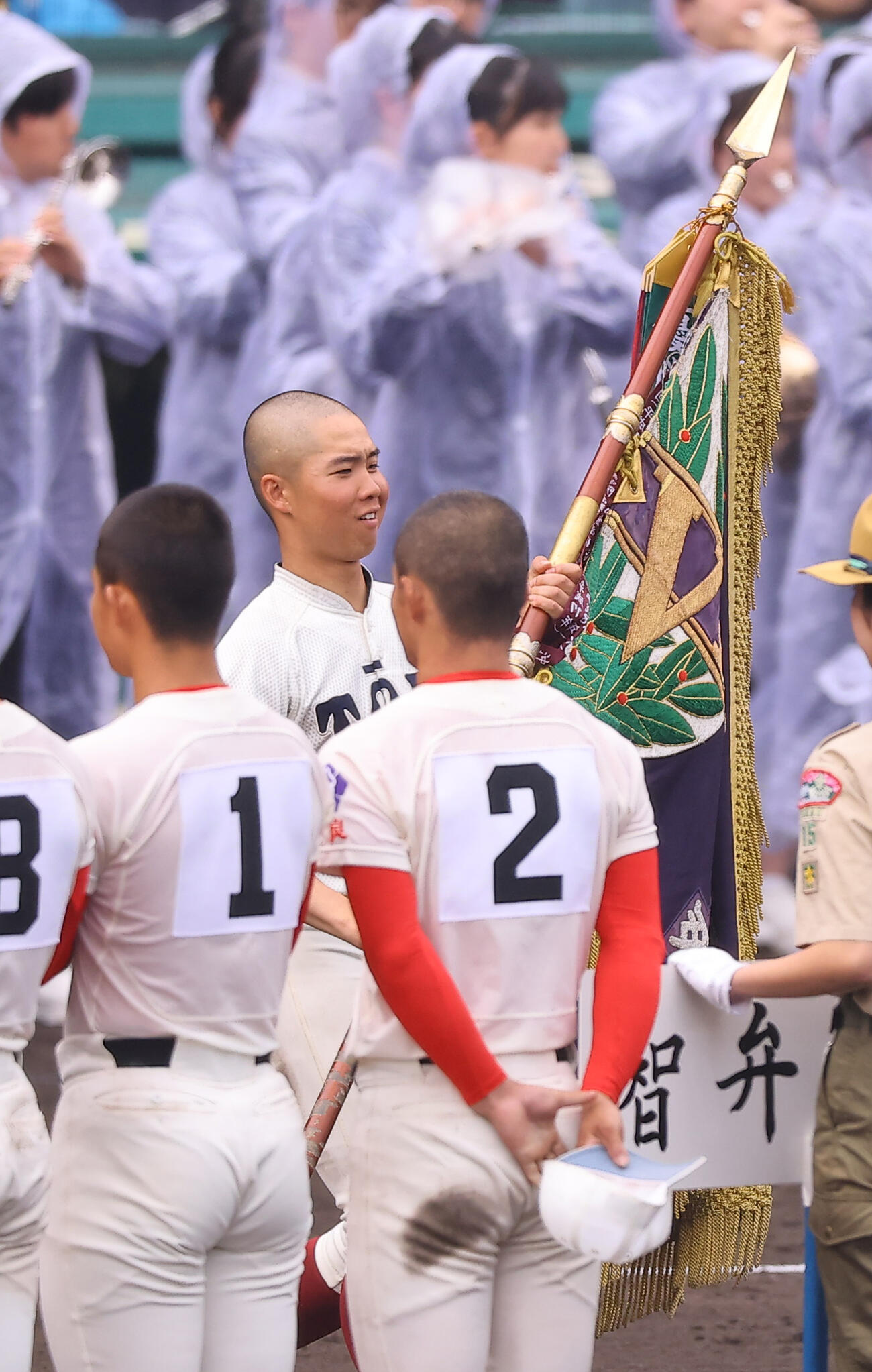 大阪桐蔭対智弁学園　優勝旗を手に整列に戻る大阪桐蔭・黒川主将（撮影・上田博志）