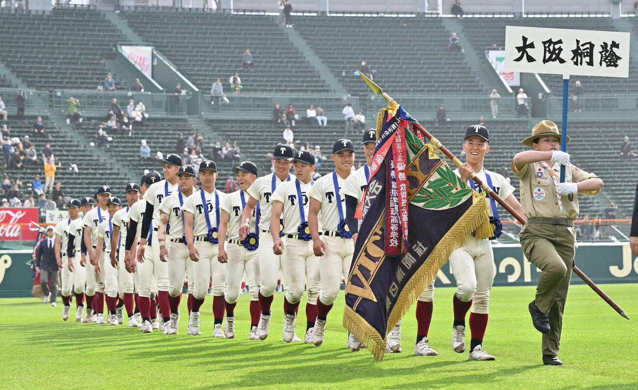 大阪桐蔭対智弁学園　優勝旗を持った大阪桐蔭・黒川を先頭にグラウンドを1周する選手たち（撮影・滝沢徹郎）