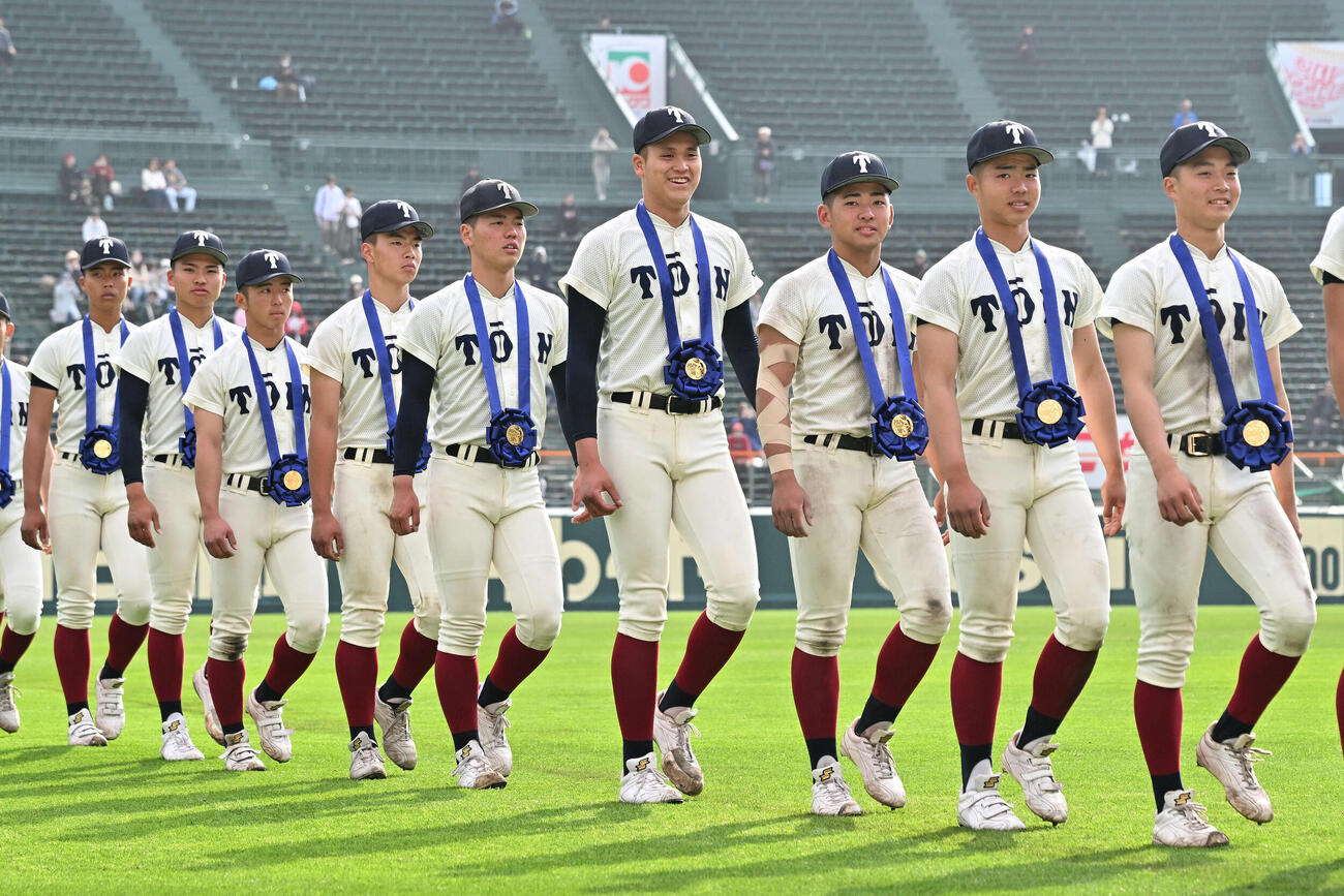 大阪桐蔭対智弁学園　試合後、完投勝利で優勝を決めた大阪桐蔭・川本（左から6人目）は笑顔でグラウンドを1周する（撮影・滝沢徹郎）
