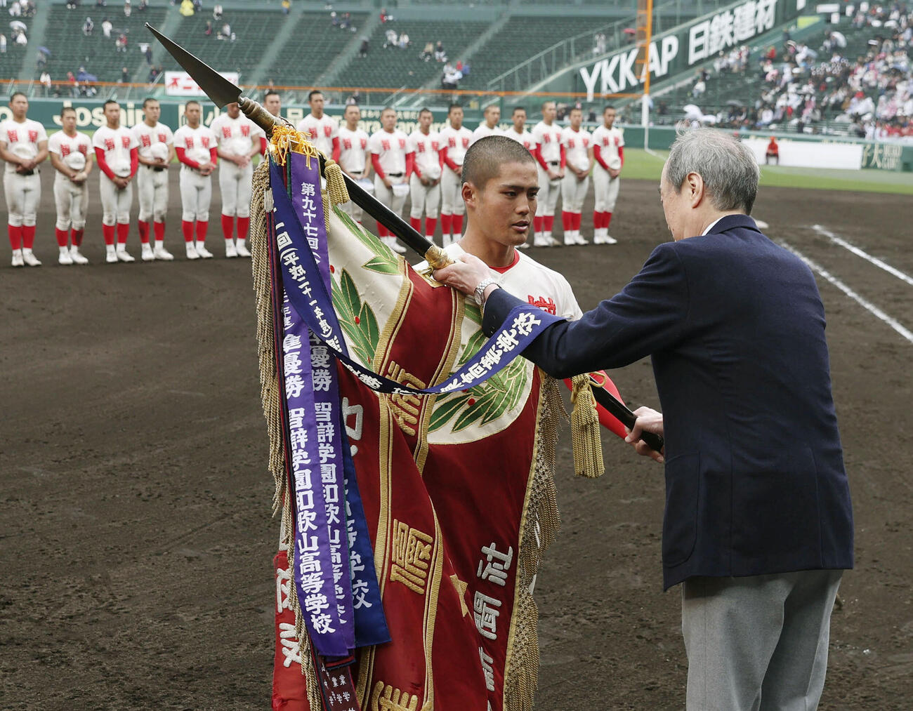 準優勝旗を受け取る智弁学園・角谷主将（代表撮影）