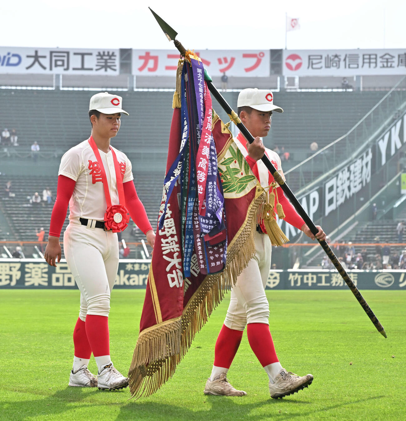 大阪桐蔭対智弁学園　試合後、準優勝旗を手に先頭を歩く智弁学園・角谷の後ろを歩く杉本（撮影・滝沢徹郎）
