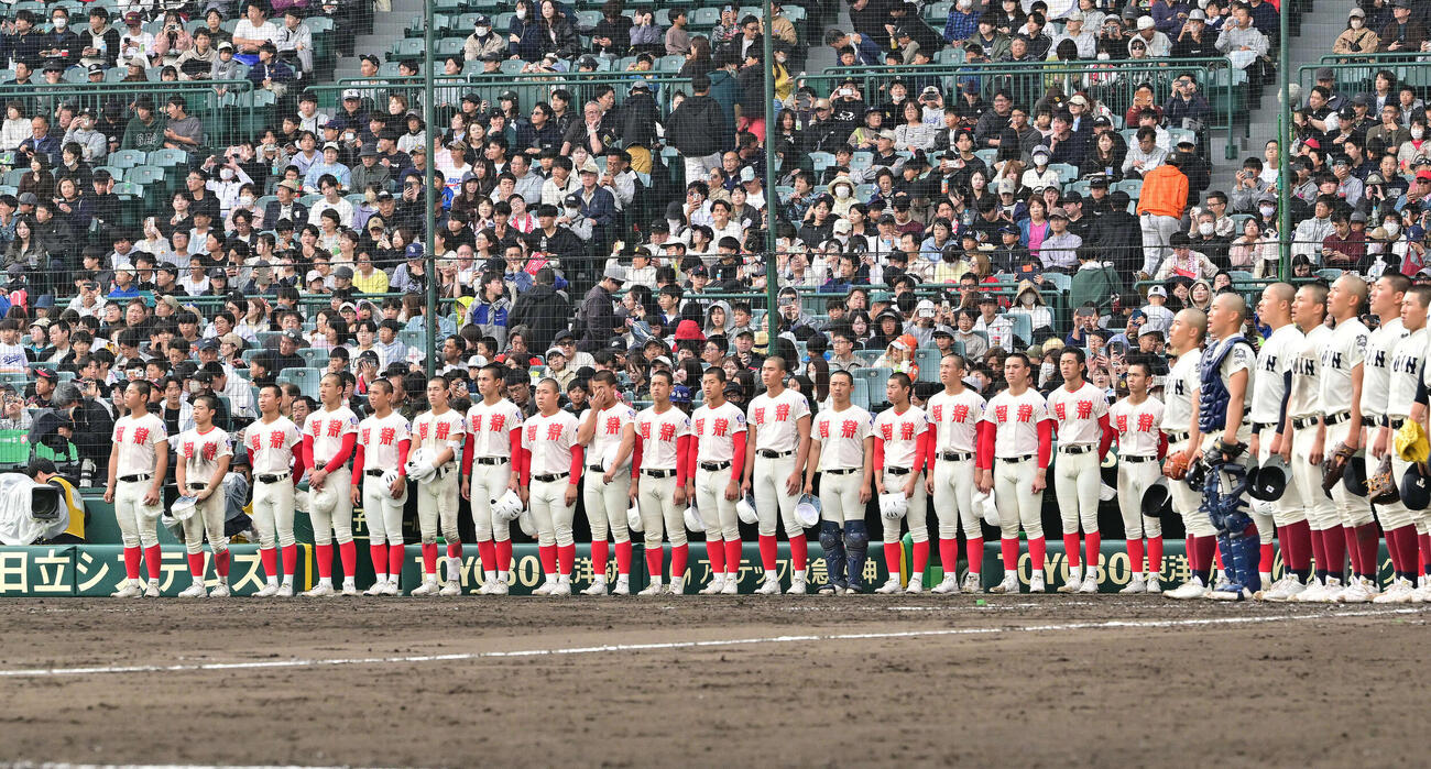大阪桐蔭対智弁学園　試合後、優勝した大阪桐蔭の校歌を聞く智弁学園の選手たち（撮影・滝沢徹郎）