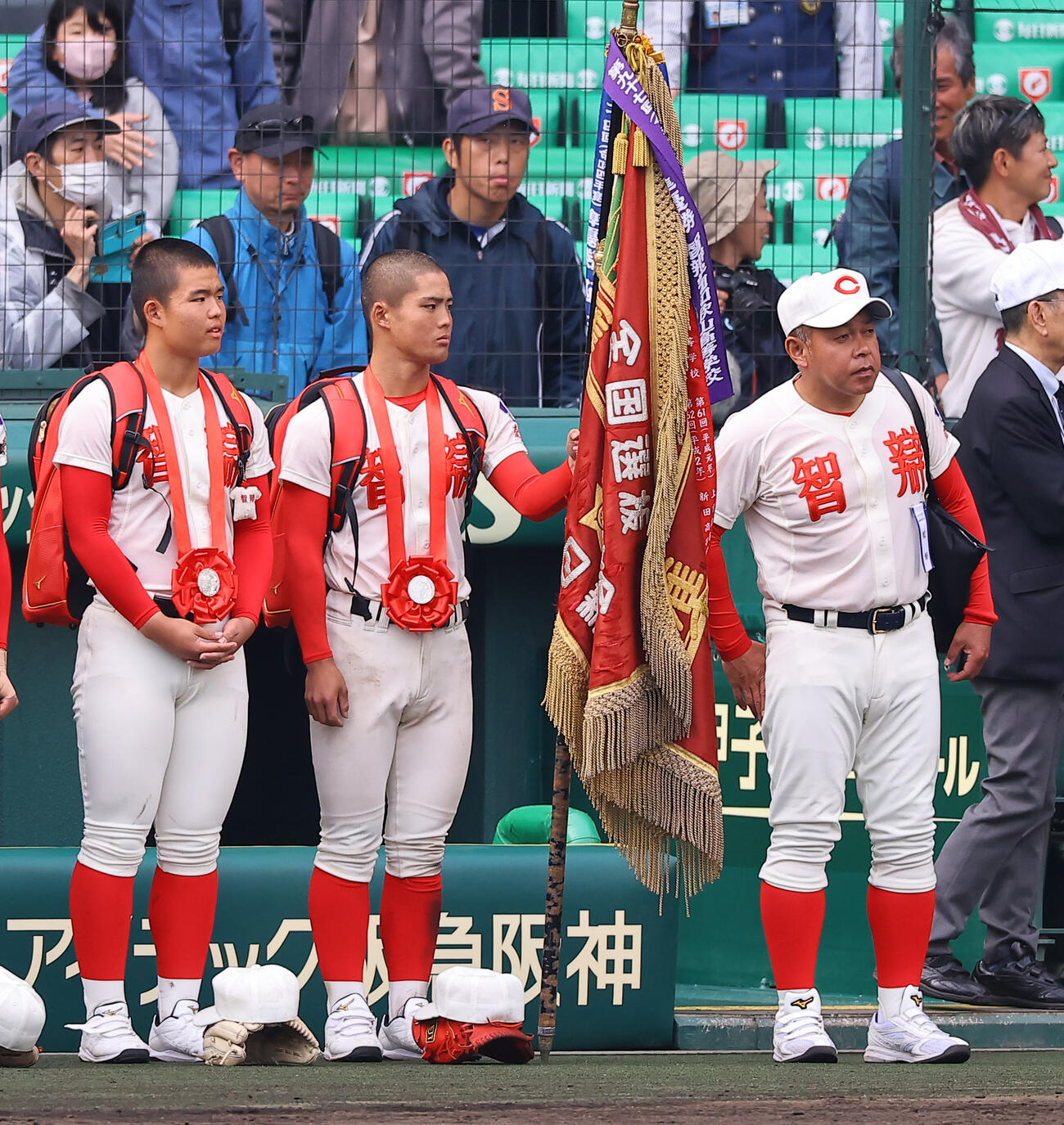 大阪桐蔭対智弁学園　ベンチ前に整列する右から智弁学園・小坂監督、角谷主将、エース杉本（撮影・上田博志）