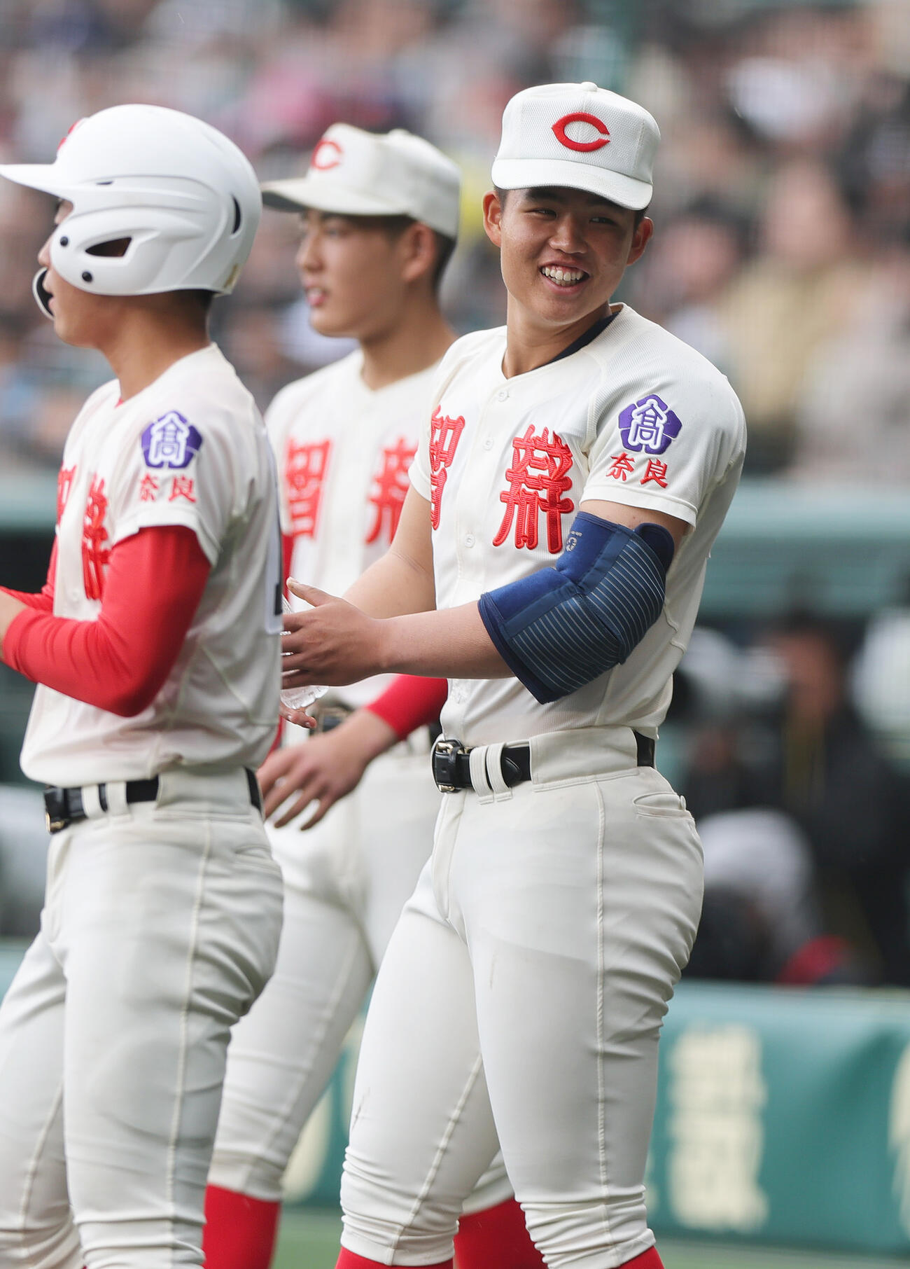 大阪桐蔭対智弁学園　9回表の守備を終えたナインを笑顔で出迎える智弁学園の杉本（撮影・上山淳一）