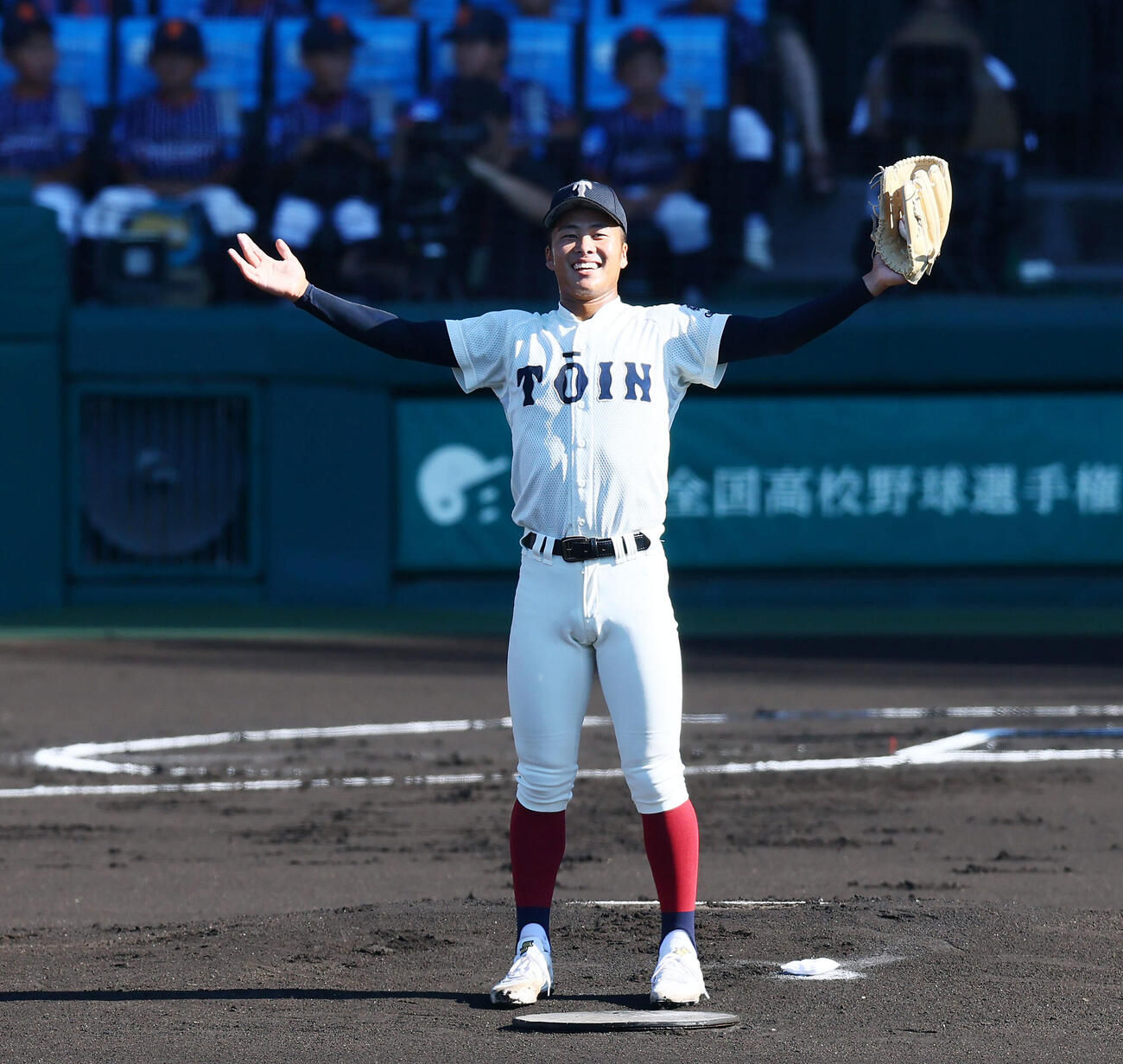 第106回全国高校野球選手権大会2日目　興南対大阪桐蔭　1回表、登板前に両手を広げる大阪桐蔭・中野大虎（2024年8月撮影）