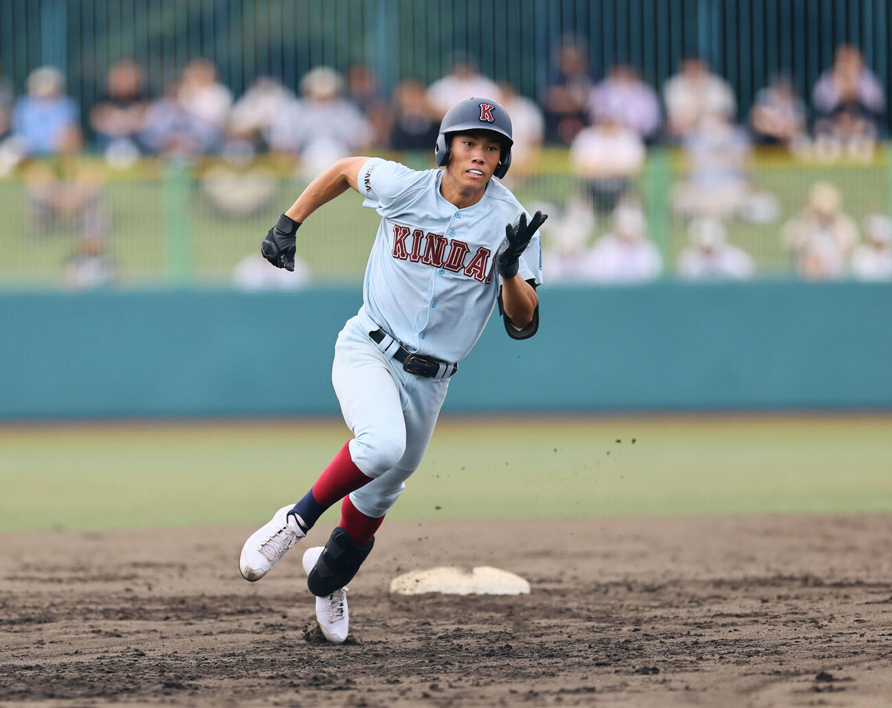 近大付対智弁学園　2回表近大付2死満塁、小久保成逢は右越えに走者一掃の三塁打を放ち二塁を回る（2025年10月撮影）