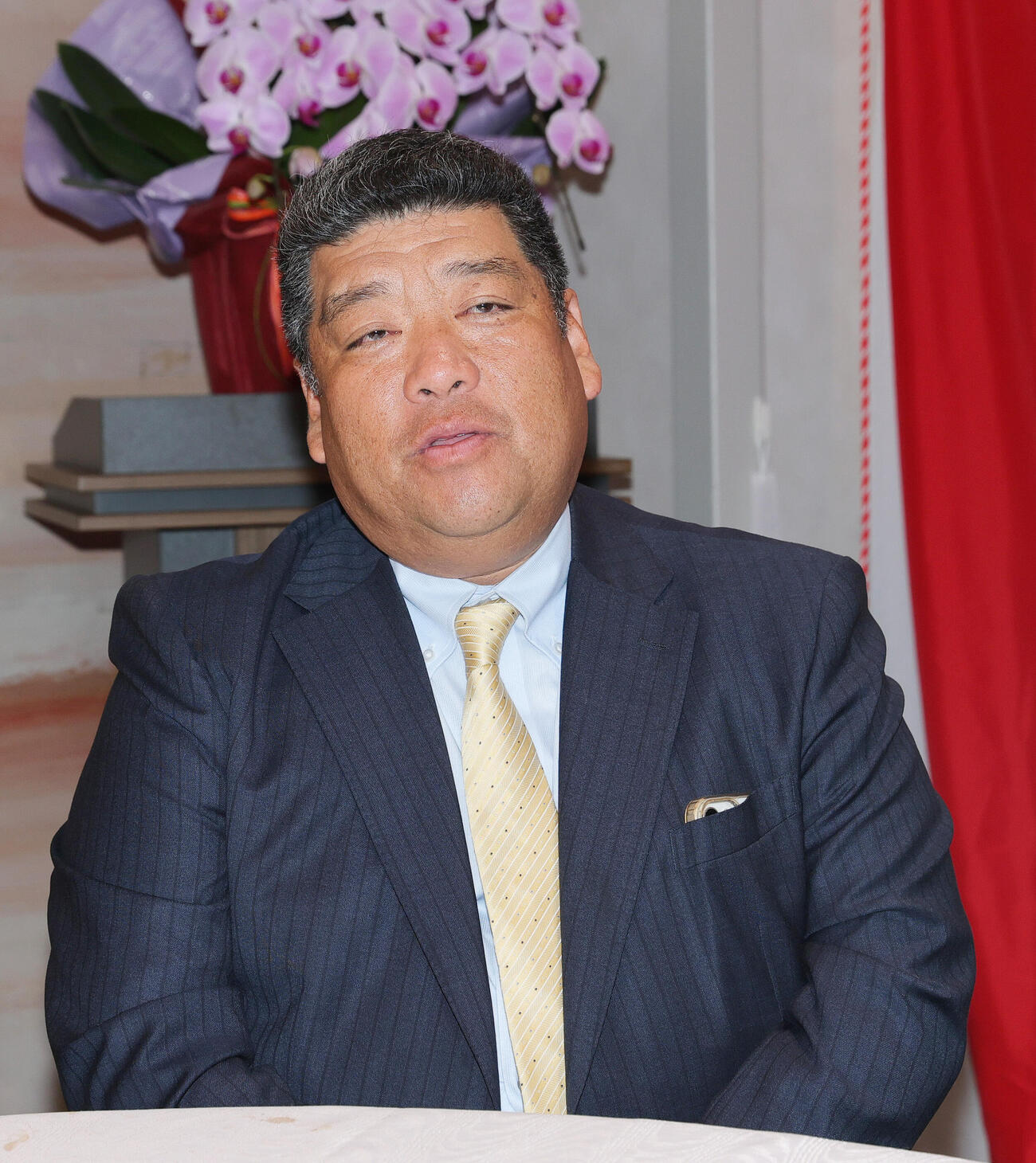 センバツ優勝から一夜明け、報道陣に話す大阪桐蔭の西谷監督（撮影・上山淳一）