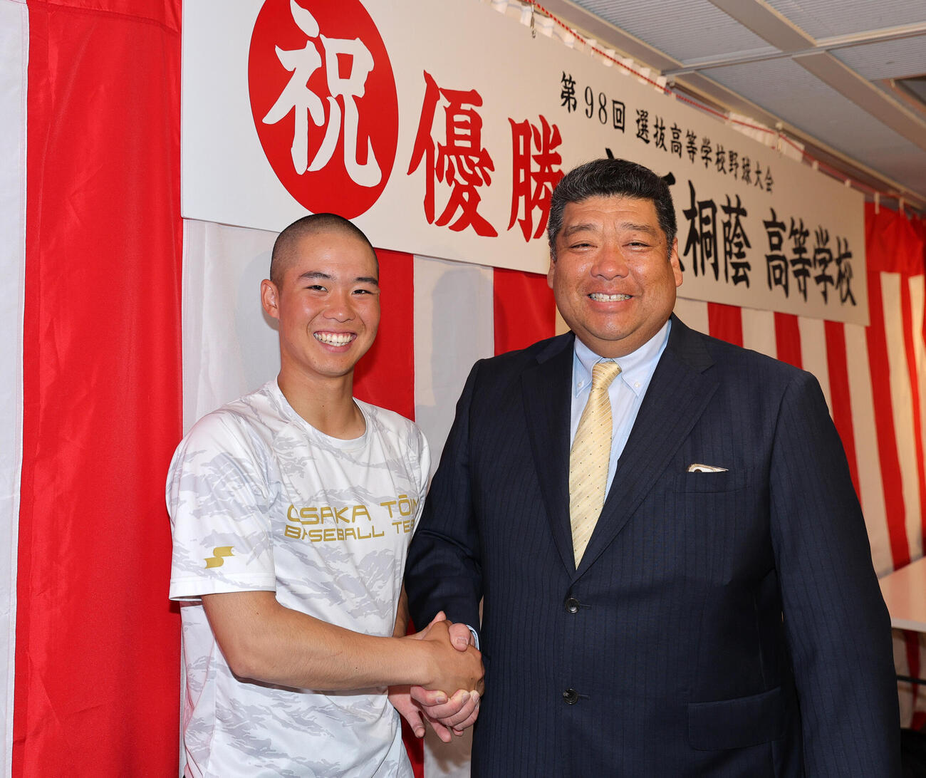 センバツ優勝から一夜明け笑顔で握手する大阪桐蔭の黒川主将（左）と西谷監督（撮影・上山淳一）