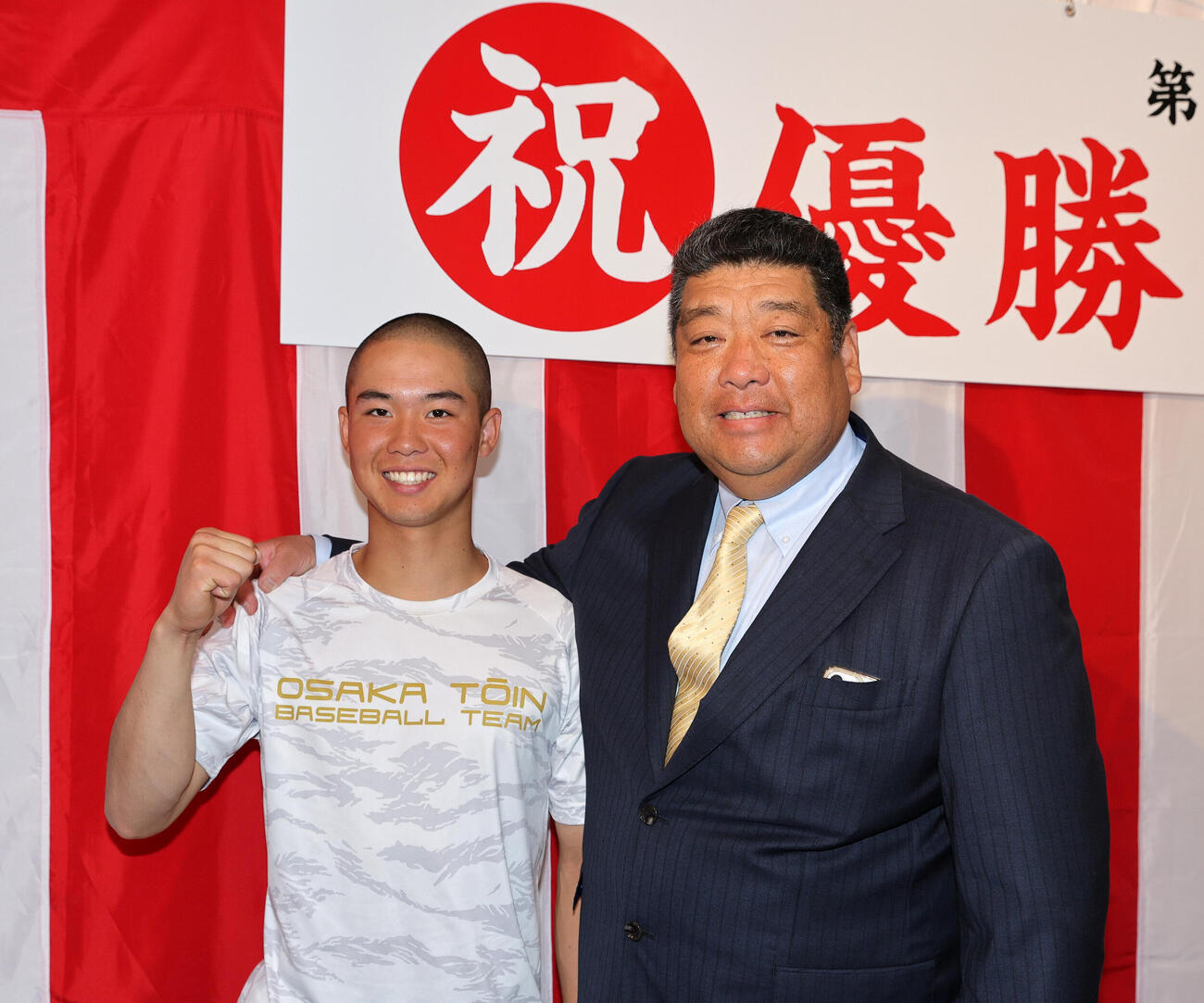 センバツ優勝から一夜明け笑顔で写真に納まる大阪桐蔭の黒川主将（左）と西谷監督（撮影・上山淳一）