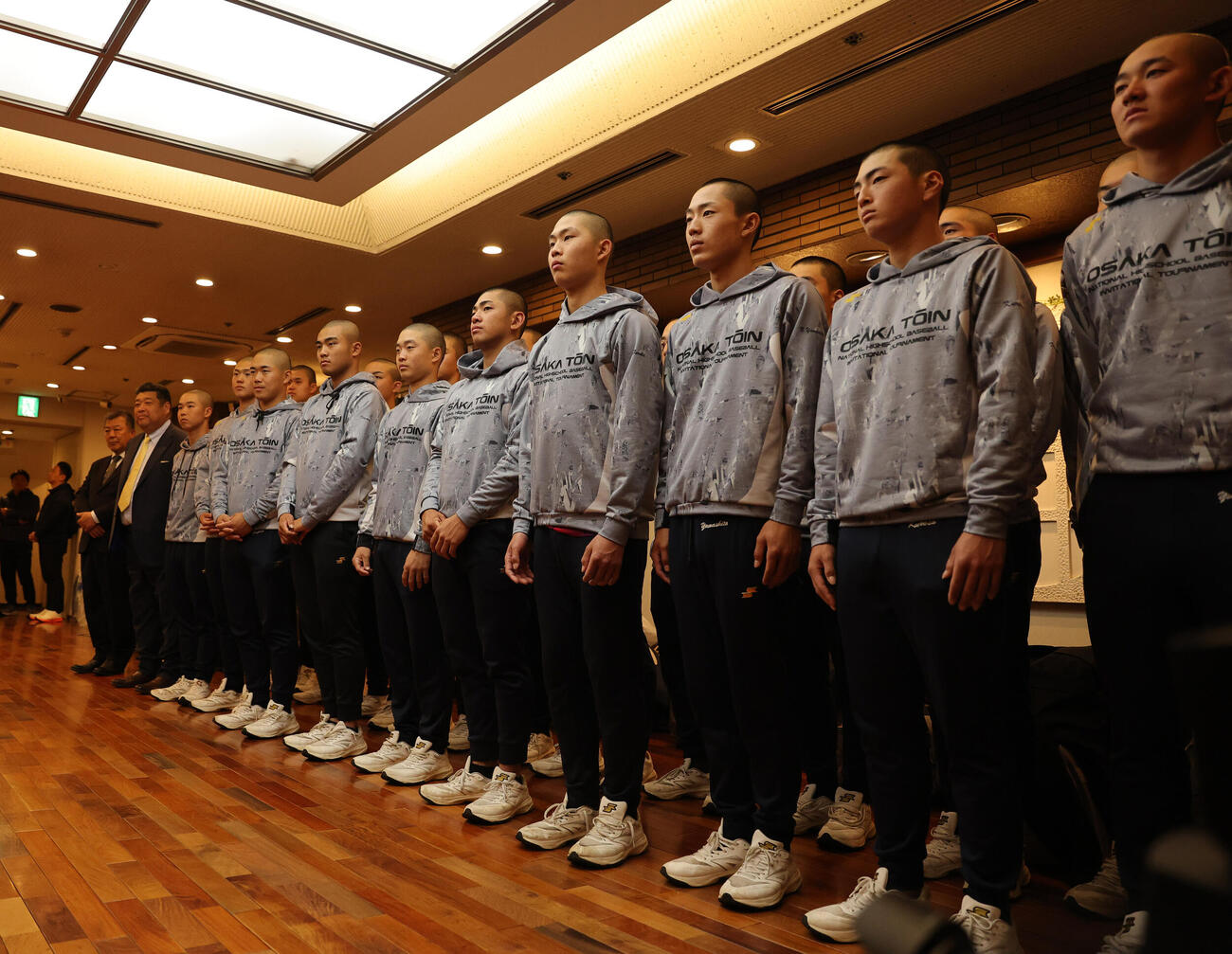 大会期間中にお世話になった宿舎の方々に感謝のあいさつをする大阪桐蔭の選手たち（撮影・上山淳一）