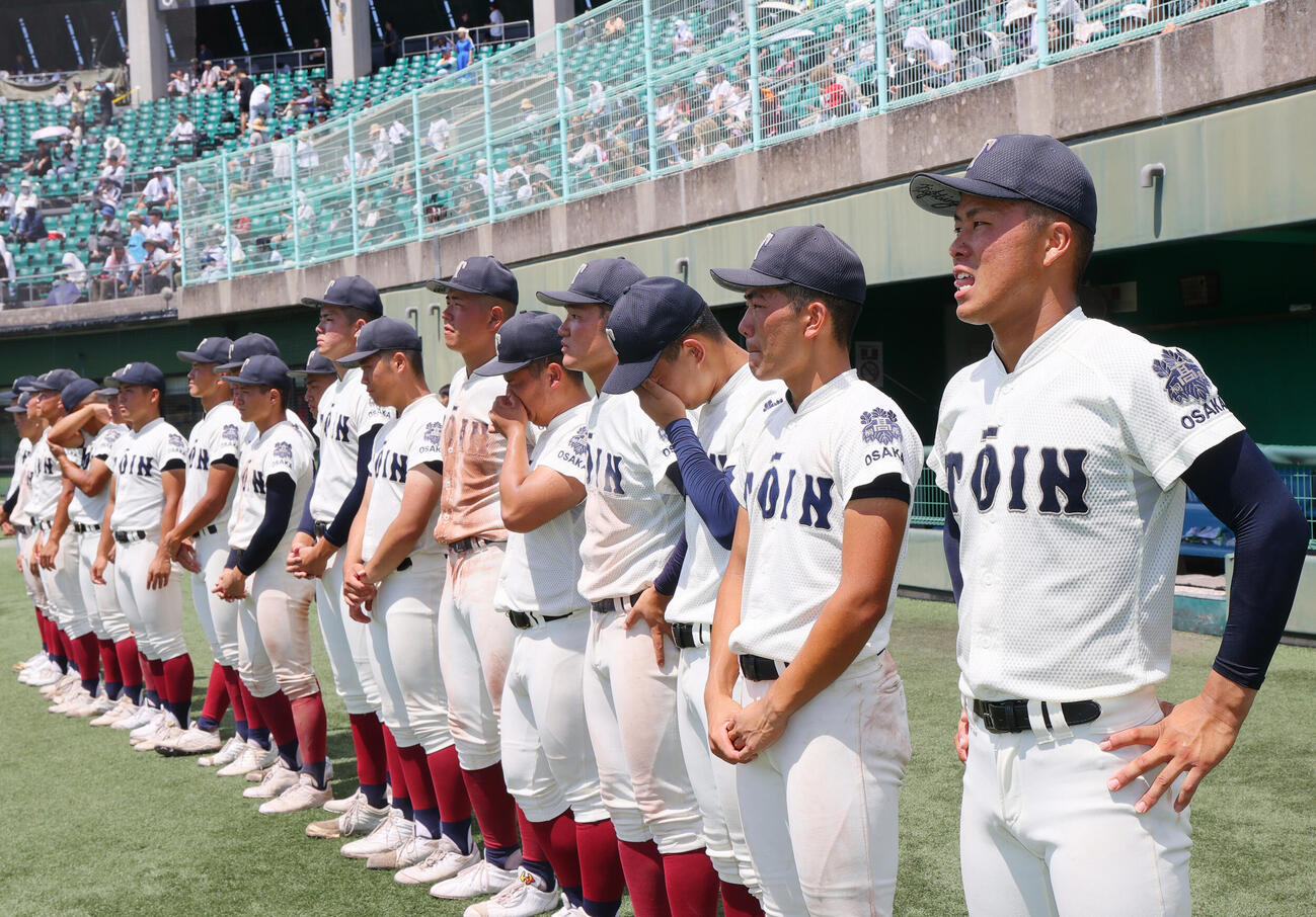 第107回全国高校野球選手権・大阪大会決勝　東大阪大柏原に敗れ、ベンチ前に整列する大阪桐蔭・中野大虎主将（右）（2025年7月27日撮影）