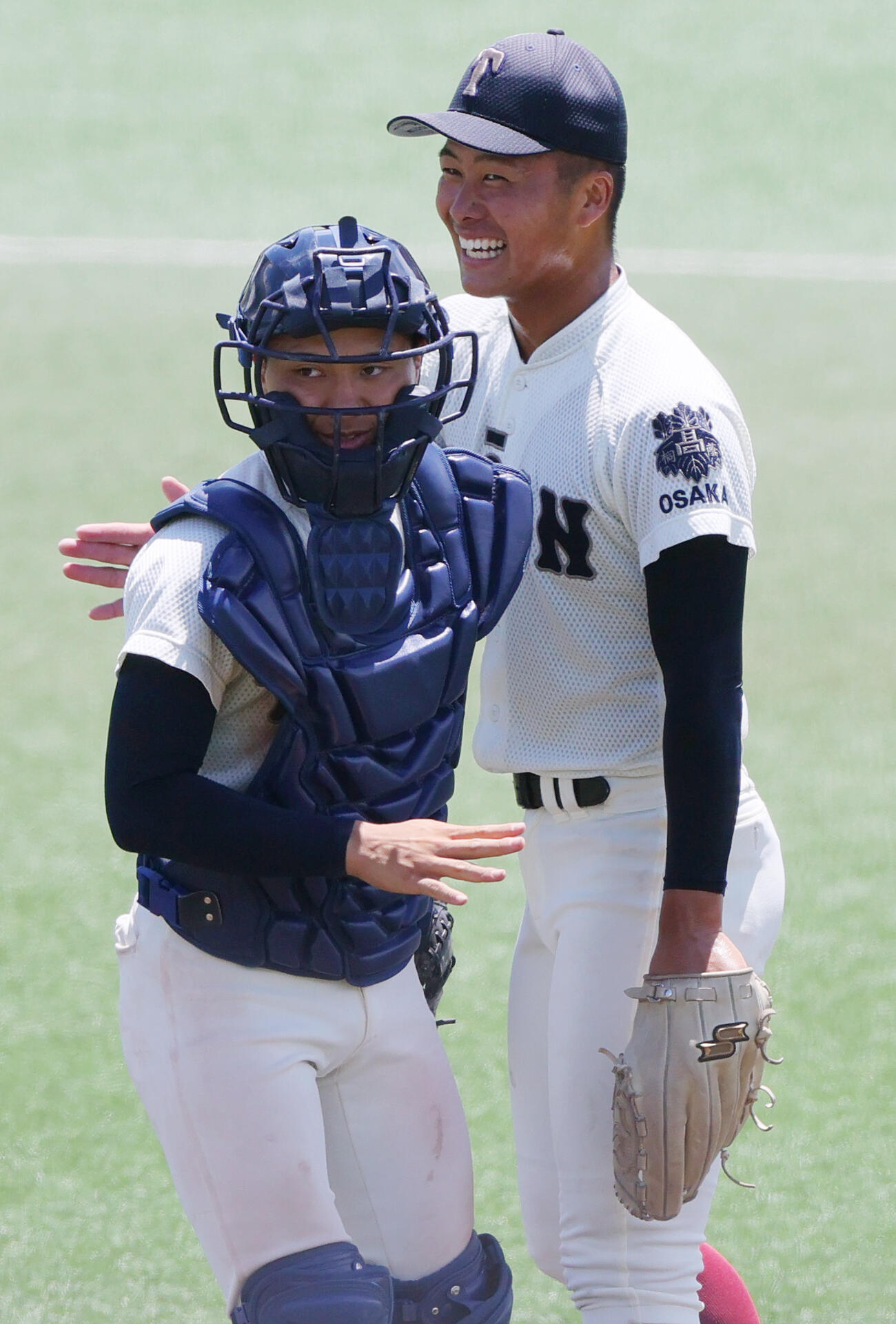 第107回全国高校野球選手権・大阪大会決勝　ピンチを迎えた投手中野（右）を励まし守備位置に戻る捕手本田（2025年7月27日撮影）