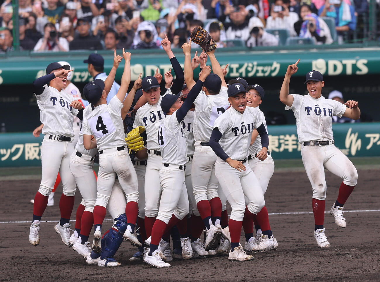 大阪桐蔭対智弁学園　優勝を決めた大阪桐蔭・中村（左）はナインと喜びあう（撮影・上田博志）