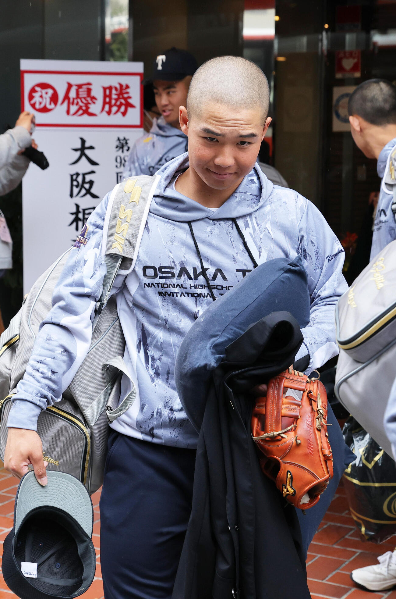 大会期間中にお世話になった宿舎を出発する大阪桐蔭の黒川主将（撮影・上山淳一）
