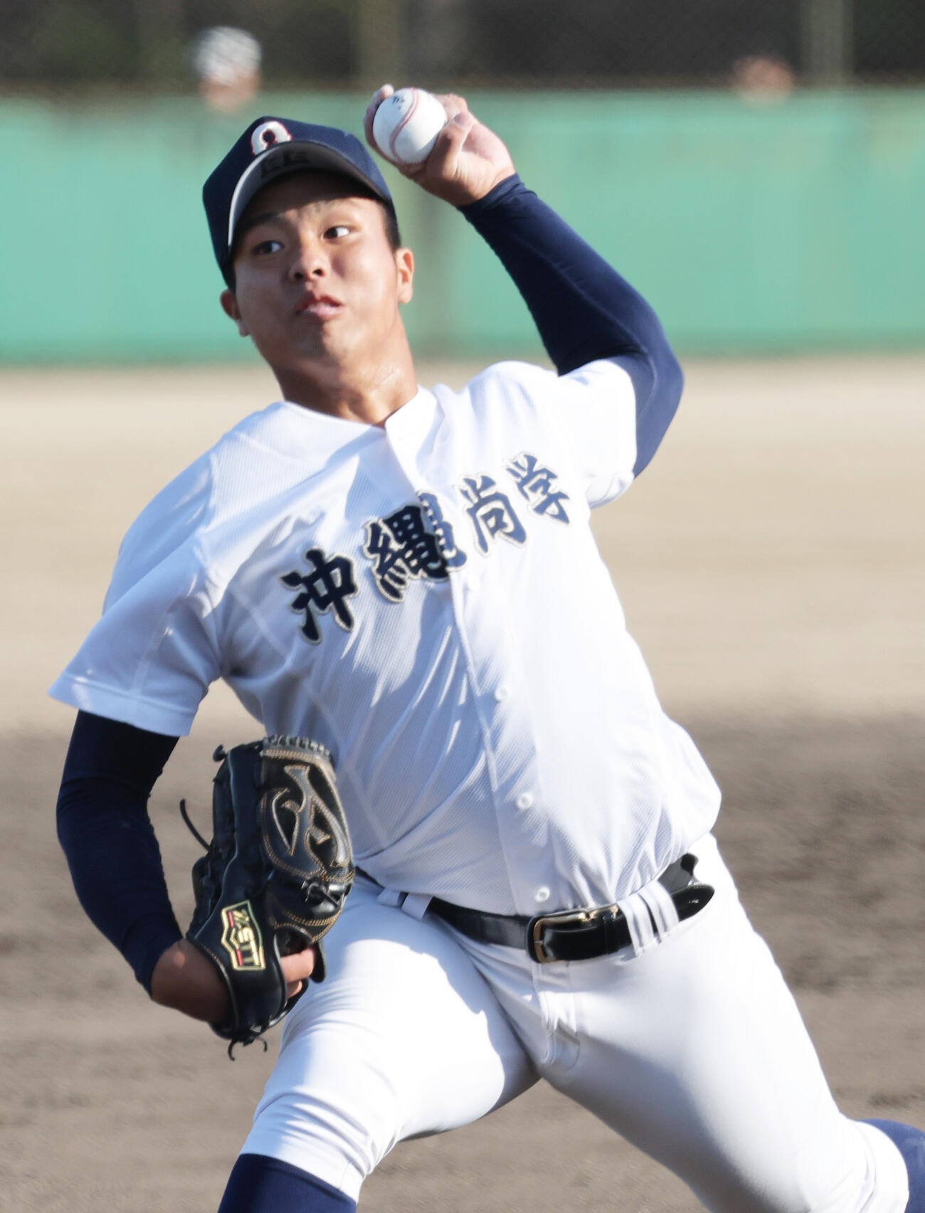 U18日本代表候補強化合宿で投球する沖縄尚学の末吉（撮影・上山淳一）
