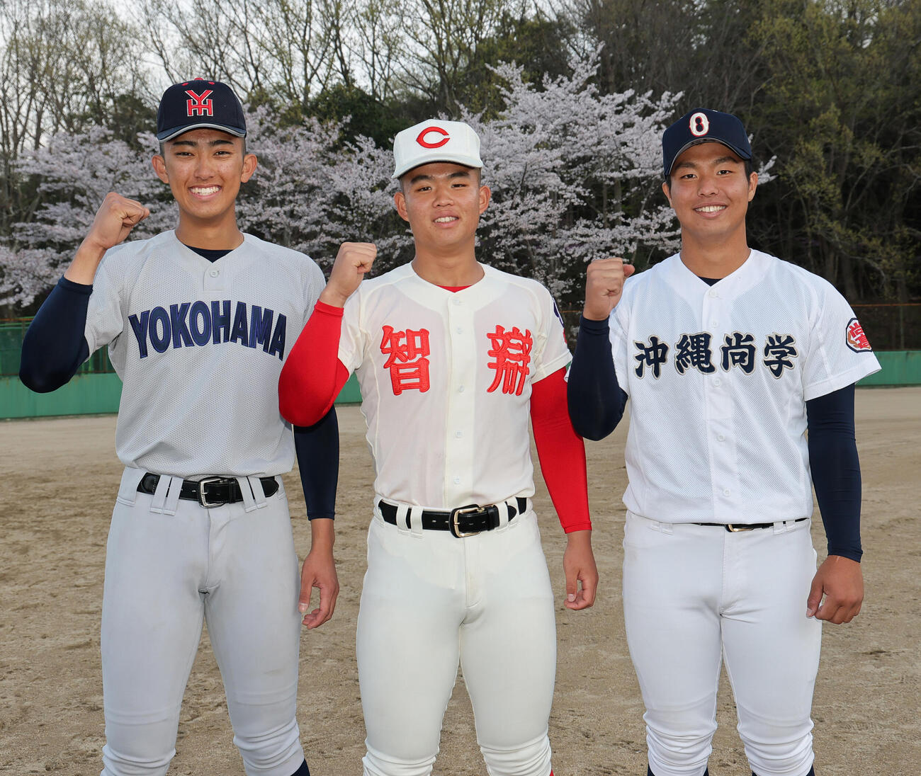 U18日本代表候補選手強化合宿で記念撮影する、左から横浜の織田、智弁学園の杉本、沖縄尚学の末吉（撮影・上山淳一）