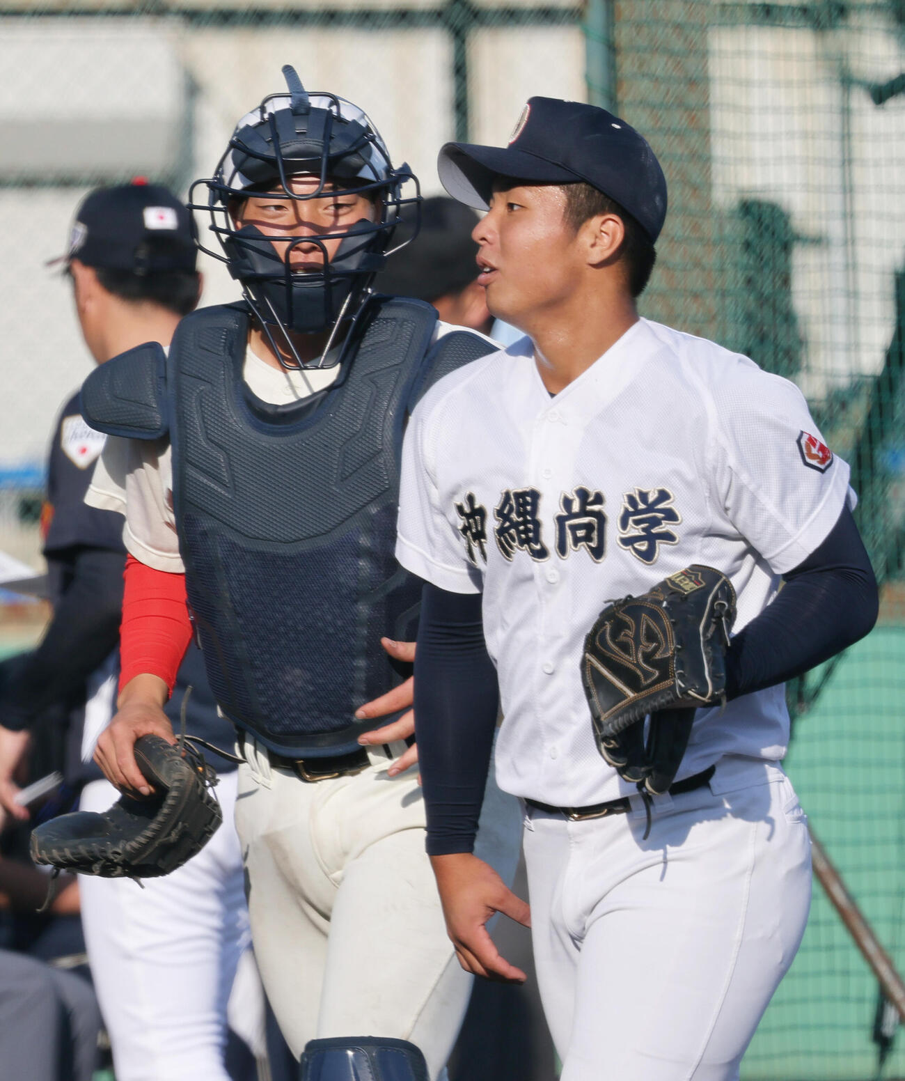 ケース打撃の登板を終えた沖縄尚学の末吉（手前）に声をかける智弁和歌山の山田（撮影・上山淳一）
