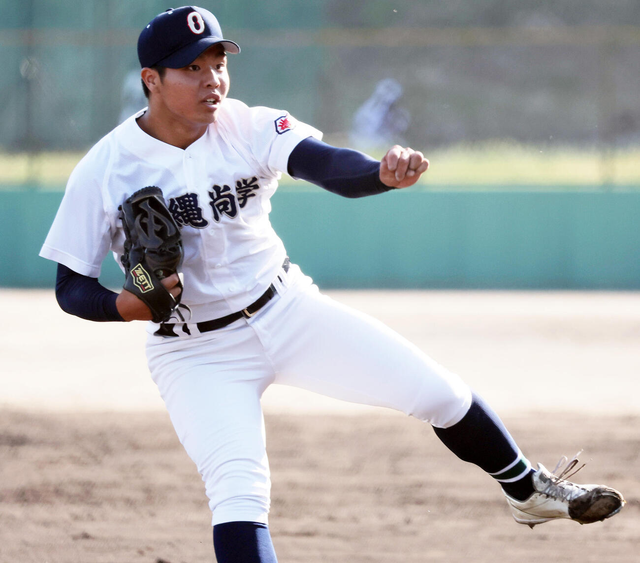 U18日本代表候補強化合宿で投球する沖縄尚学の末吉（撮影・上山淳一）