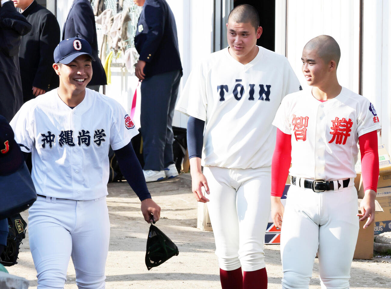 U18日本代表候補強化合宿で笑顔を見せる、左から沖縄尚学の末吉、大阪桐蔭の川本、智弁学園の杉本（撮影・上山淳一）