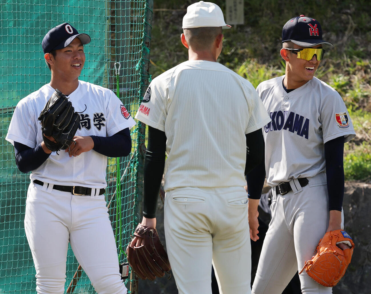 U18日本代表候補強化合宿で笑顔を見せる沖縄尚学の末吉（左）と横浜の織田（撮影・上山淳一）