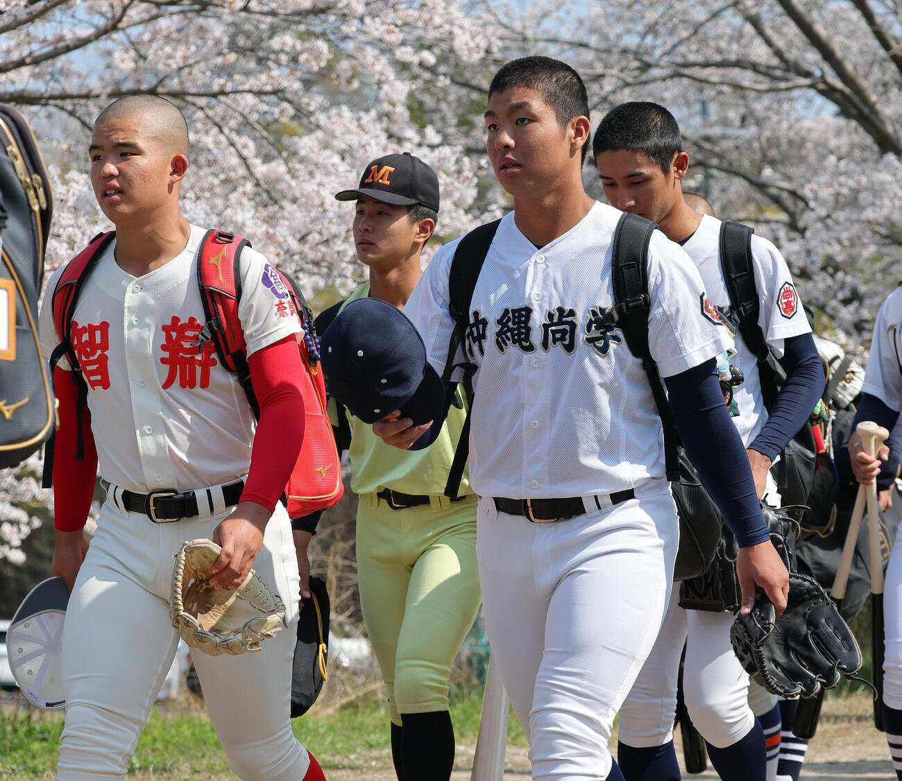 U18日本代表強化合宿でグラウンドに向かう沖縄尚学の末吉（左から3人目）。左から智弁学園の杉本、都城の高田、一人おいて沖縄尚学の新垣（撮影・上山淳一）