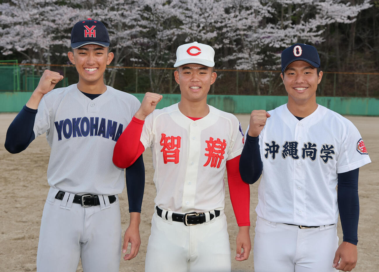 U18日本代表候補選手強化合宿で記念撮影する、左から横浜・織田、智弁学園・杉本、沖縄尚学・末吉（撮影・上山淳一）