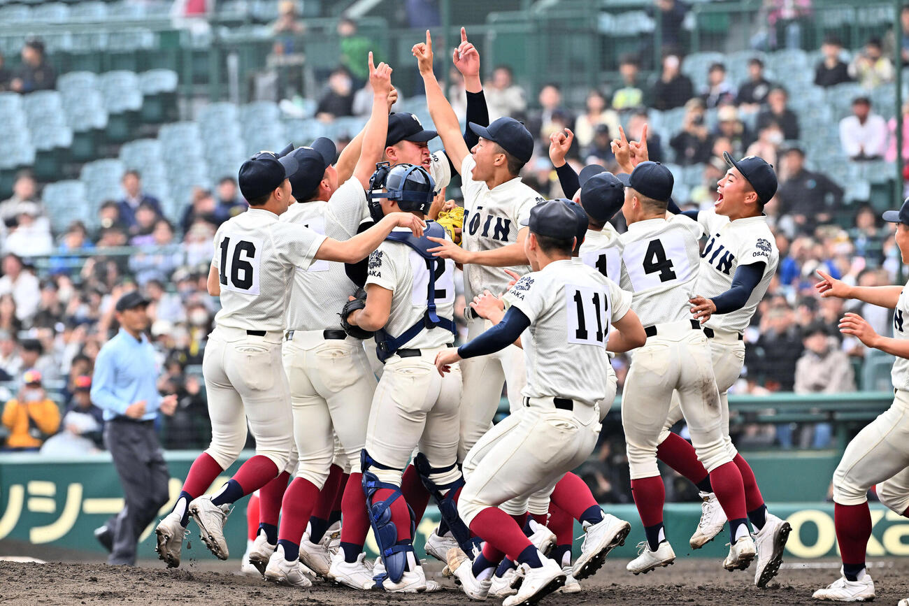 大阪桐蔭対智弁学園　優勝を決め喜ぶ大阪桐蔭の選手たち（26年3月31日撮影）