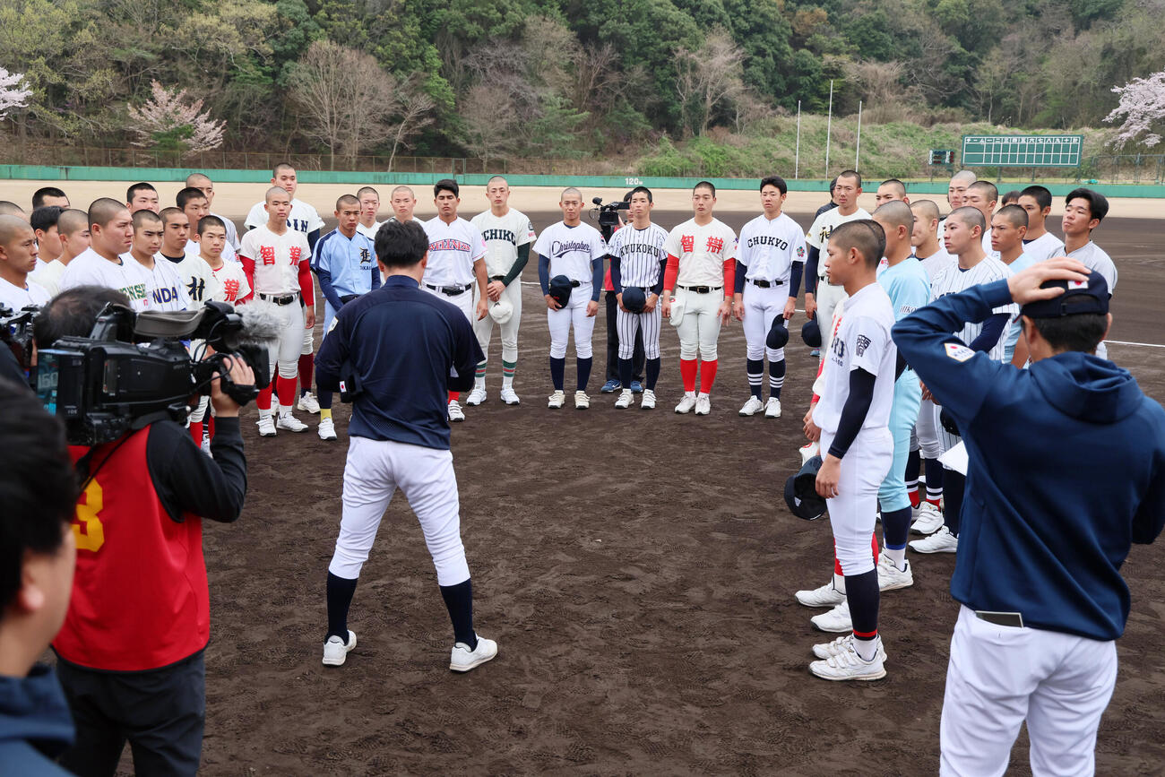 集合するU18野球日本代表ナイン（撮影・加藤哉）