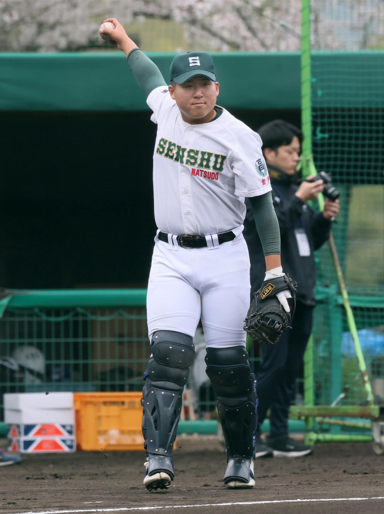 キャッチボールする専大松戸・吉岡（撮影・加藤哉）