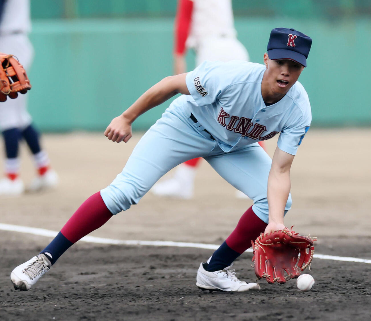 シートノックを受ける近大付・小久保（撮影・加藤哉）
