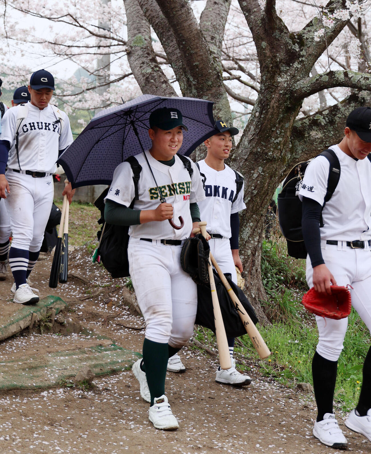 雨のため午前中の練習を終え室内へ移動する移動する専大松戸の吉岡ら（撮影・加藤哉）