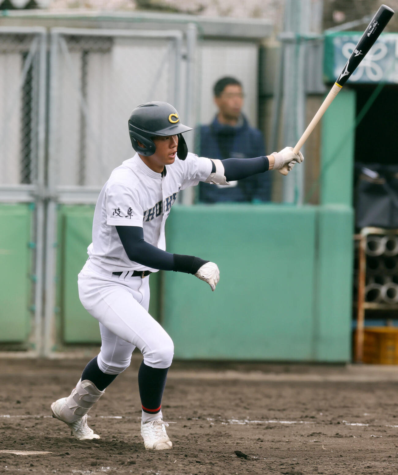 シート打撃練習で中前打を放つ中京・鈴木（撮影・加藤哉）