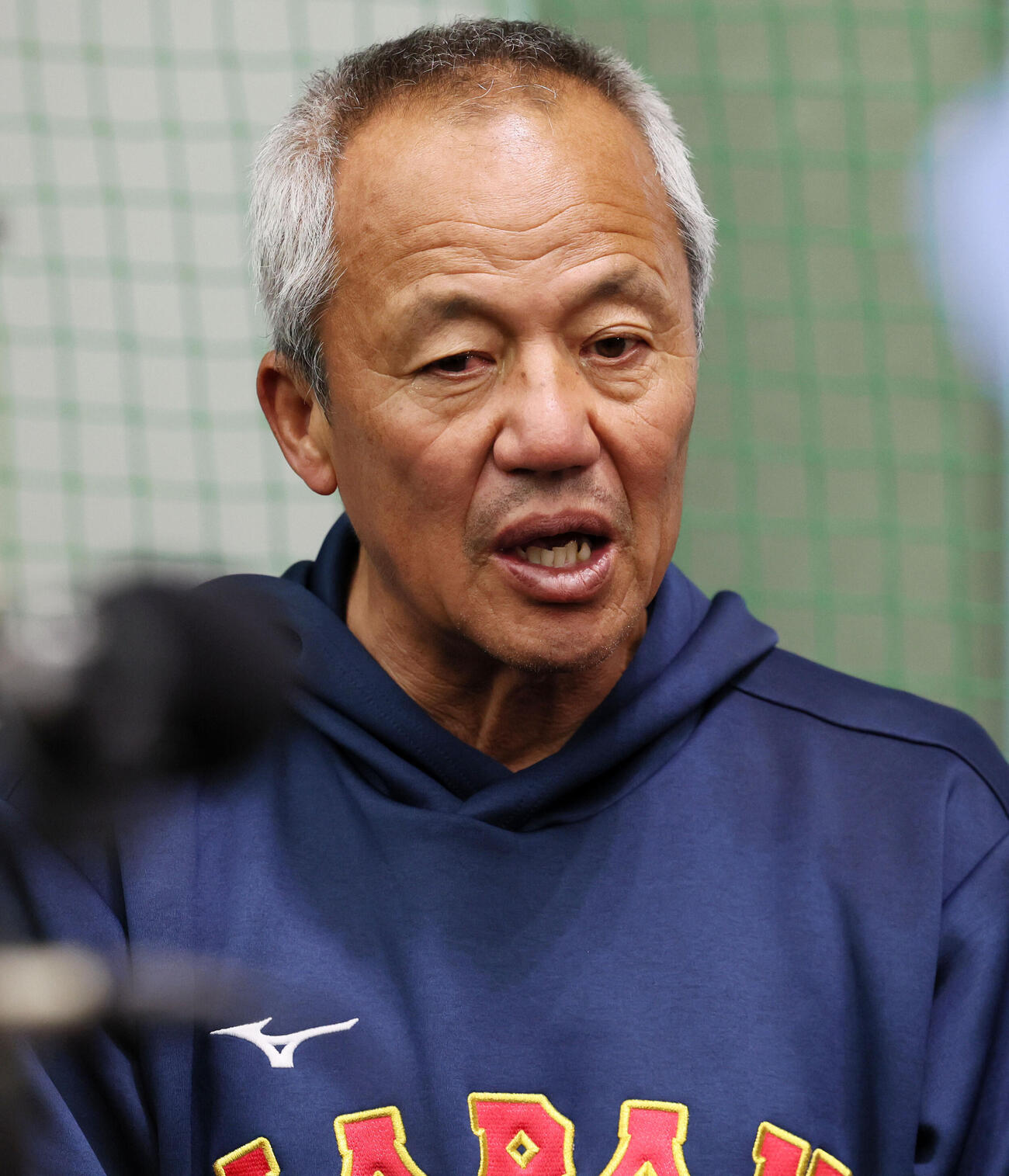 雨のため午前中の練習を終えて記者の質問に答えるU18野球日本代表の岡田監督（撮影・加藤哉）